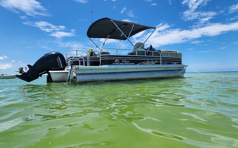 sun-island-cape-coral-charter-boats-and-services-boat-in-the-water-green-water