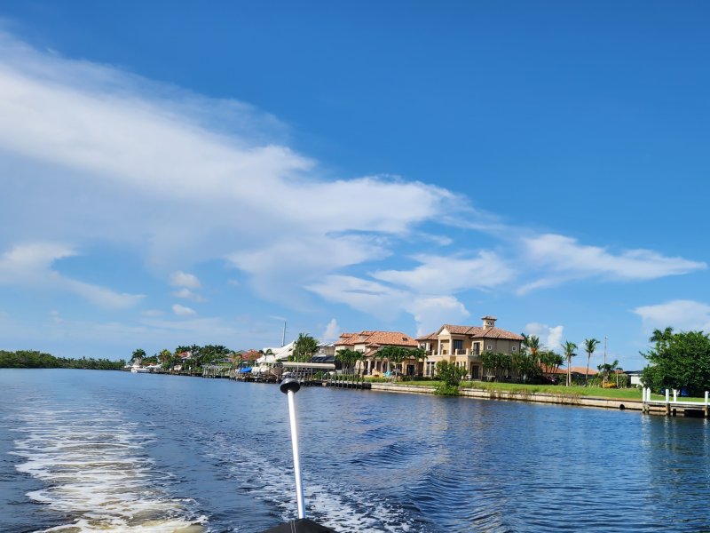 sun-island-cape-coral-charter-boats-and-services-island-houses