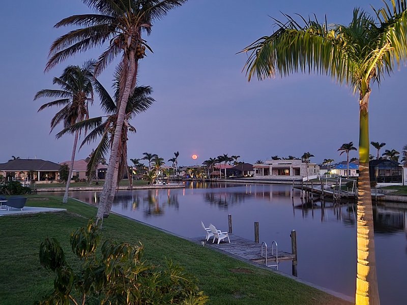 sun-island-cape-coral-charter-boats-and-services-night-image-of-the-island